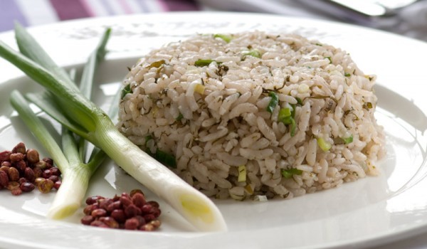 Ориз на фурна с пресен лук