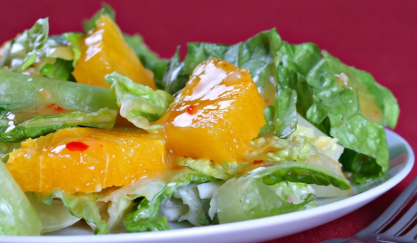Зелена салата с портокали и сметана