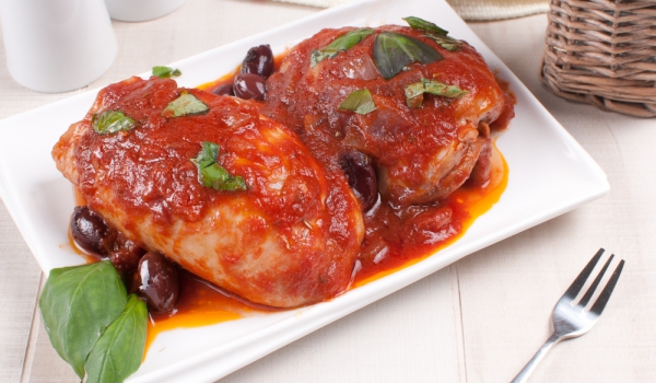 Пилешки гърди с доматен сос и маслини