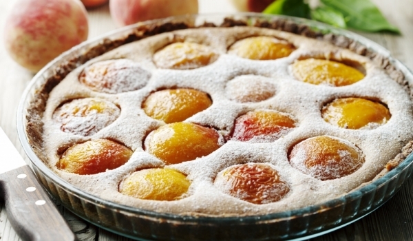 Италиански сладкиш с бадеми и праскови
