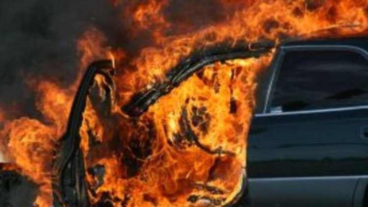 Огън изпепели два автомобила, изясняват причините