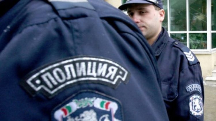 Студентски празник: Полицаи бдят по пътища и заведения