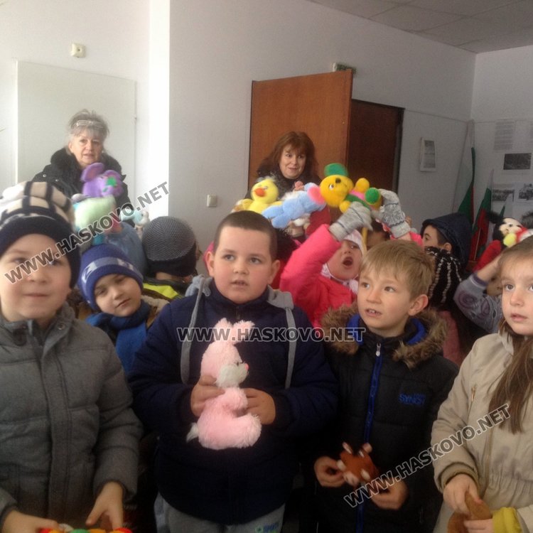 Деца от детска градина в Смолян с първите играчки- дарения за връстници в Хитрино