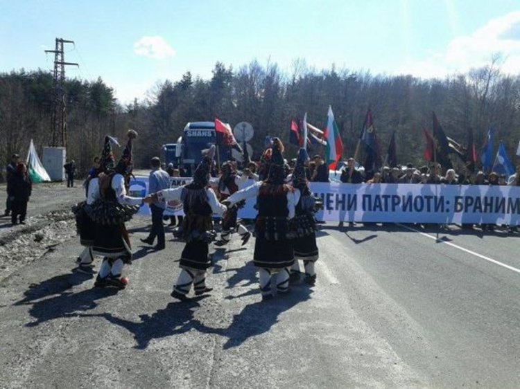 Патриотите пак блокират границата