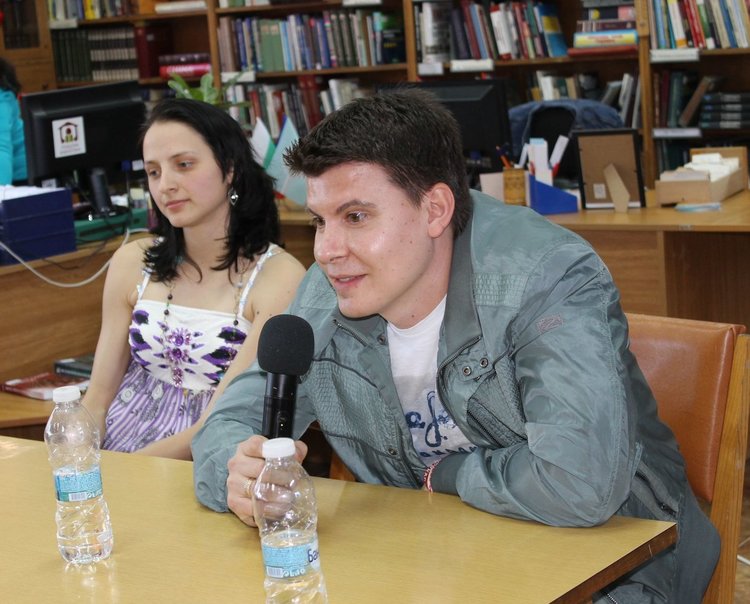 Национални състезатели играха шах с димитровградски деца