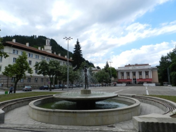 По "Красива България" ремонтират сградата на общината в Мадан