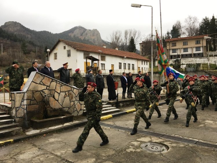 С военен и църковен ритуал официално обявиха преобразуването на батальона в 101 Алпийски полк