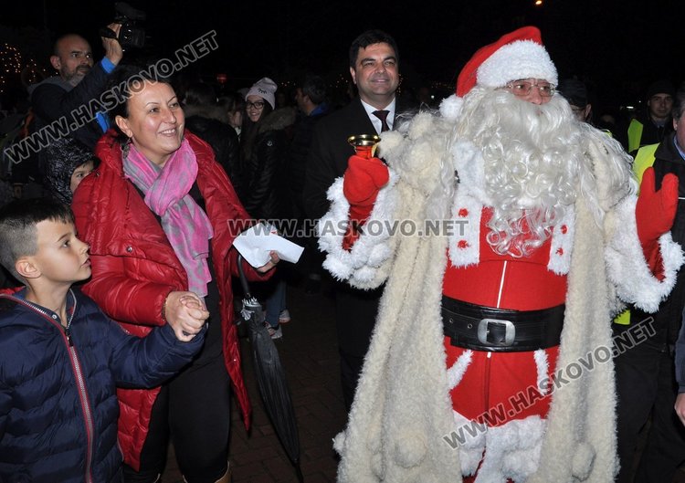 Димитровград посрещна Дядо Коледа с огнено шоу и заря