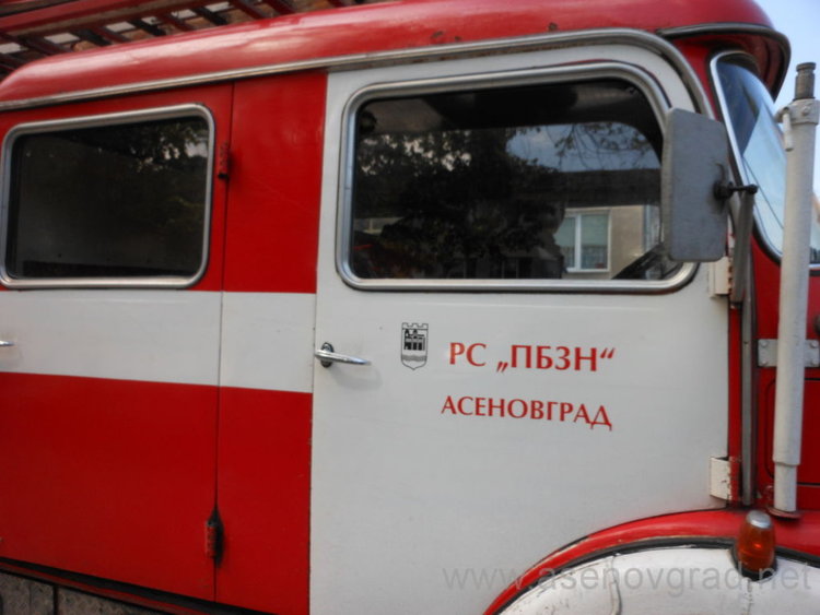 Опел изгоря до основи на паркинг в Асеновград (Видео)
