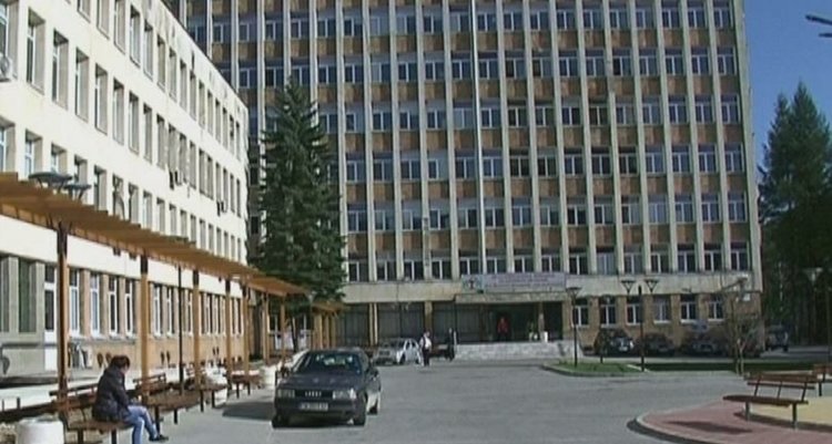 Майки "атакуват" болницата, за да спасят детско отделение 