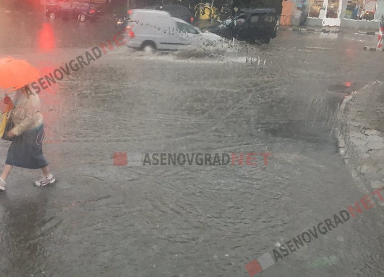 Проливен дъжд се излива над Асеновград