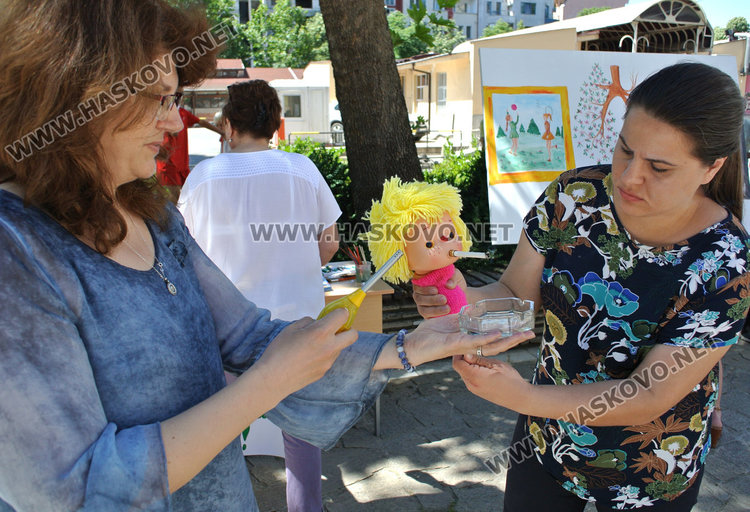 Бивши пушачи изследват дробовете си пред Младежкия в деня без дим