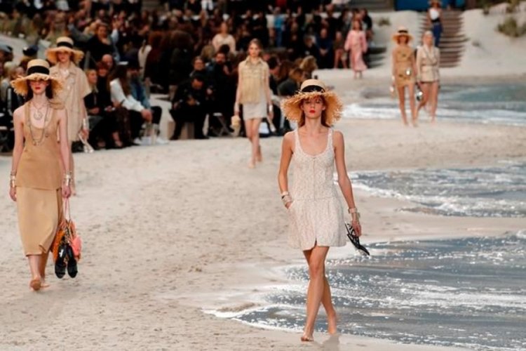 Chanel Пролет/Лято 2019 - на плажа в центъра на Париж (видео)