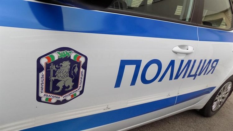 Тийнеджър задигна пари от от храма в Дълбок извор