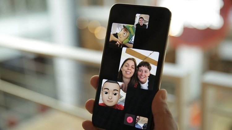 Дефект в софтуера на iPhone позволява да се подслушват другите потребители