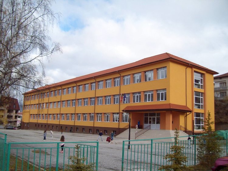 Деца и преподаватели протягат ръка на бивша учителка от Доспат