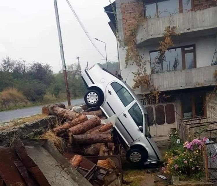 Няколко катастрофи  за ден в Смолян, кола се заби в къща, джип се удари челно, според полицията подценяване на пътните условия