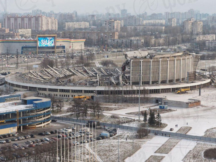 Рухна покривът на спортно-концертен комплекс в Санкт Петербург (видео)