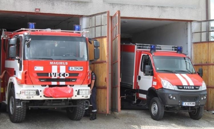 Огнеборци гасиха голям пожар в цех за пелети край Бостина 