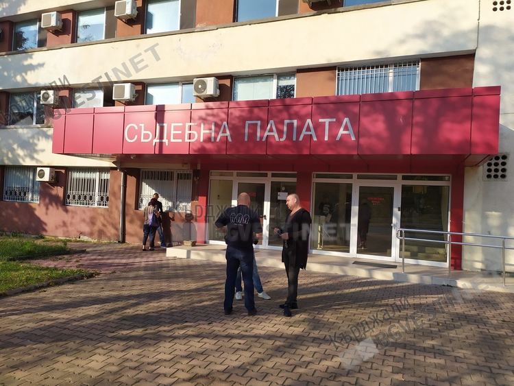 Осъдиха двама полицаи от служба „Миграция”,били „учтиви” и „благосклонни” с чужденците и получили „дарове”