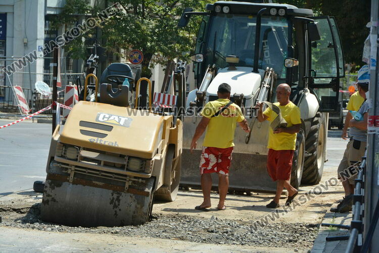 Валяк хлътна в насип на ВиК