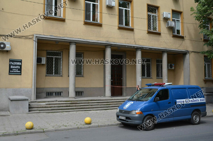 Условни присъди за двама трафиканти на злато