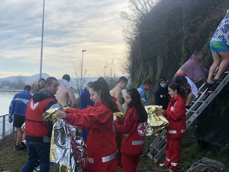 Доброволци на БЧК обезпечиха хвърлянето на кръста в Арда