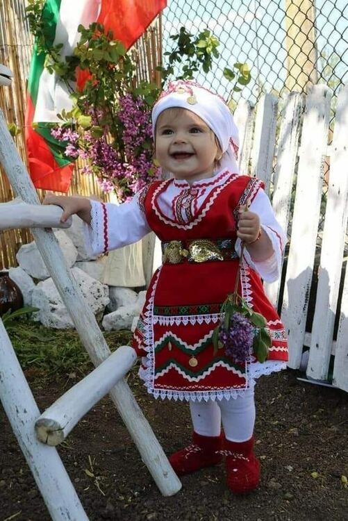 Честита Баба Марта! Дано донесе мир,здраве и берекет!