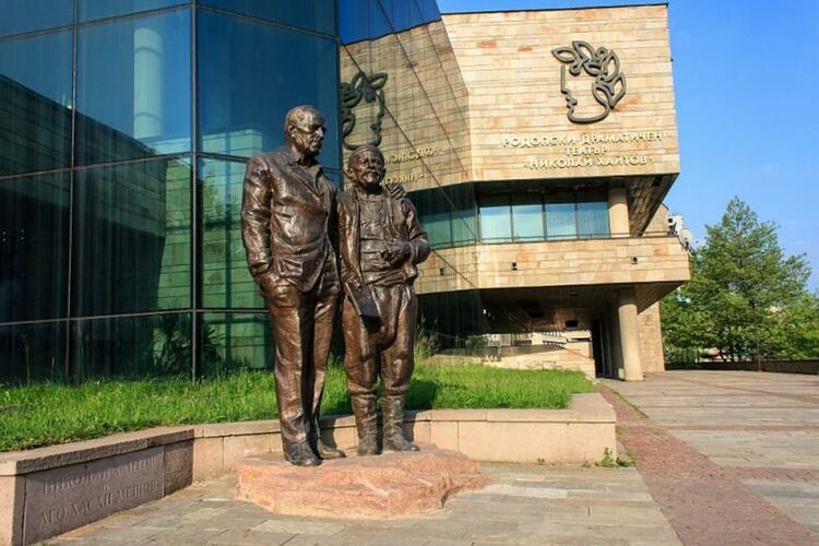 Честит празник на всички театрали! РДТ с юбилеен албум за 70-годишнината си