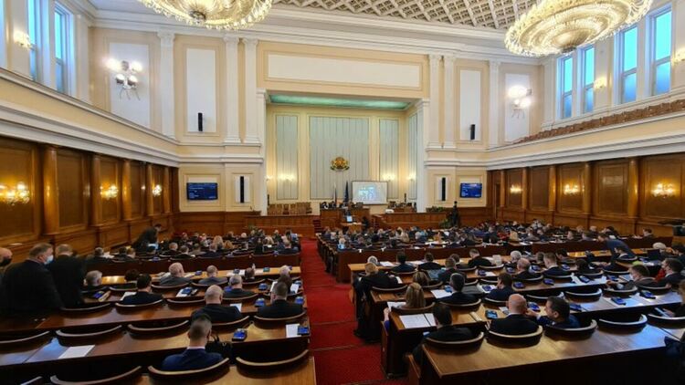 Шегички и реплики в парламента за неявяването на Кирил Петков на блиц контрола на 1 април
