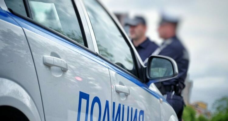 Устовка е приета потрошена в болницата. Има съмнения, че синът й я бутнал от втория етаж на блока