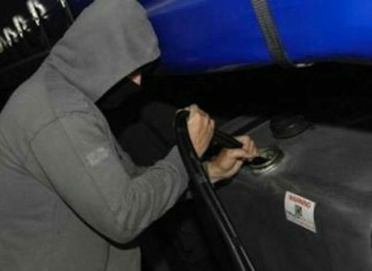 Младежи източиха горивото на багери при Брягово, заловиха ги по горещи следи
