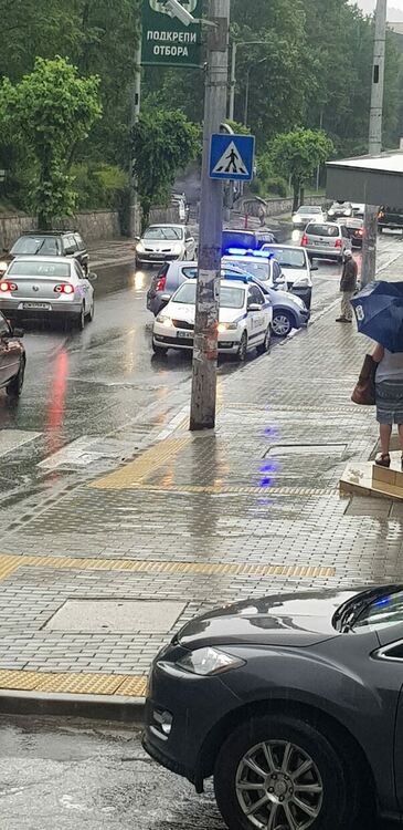 В Бурята: Катастрофа в центъра на Смолян, дърво падна върху кола 