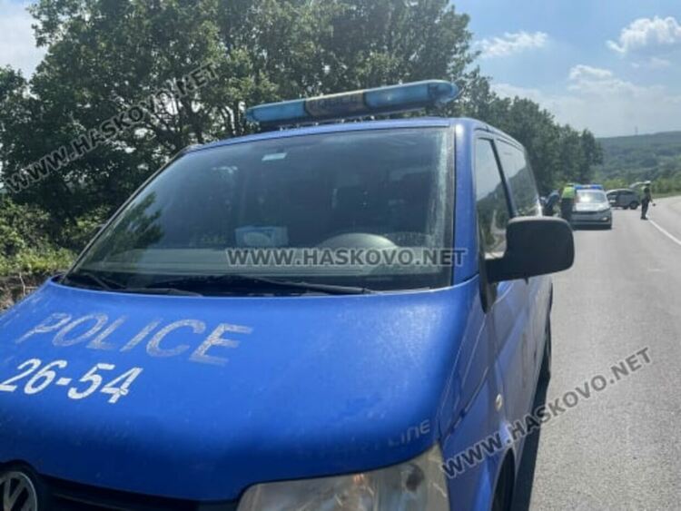 Издирват водач на кола, блъснал моторист и избягал
