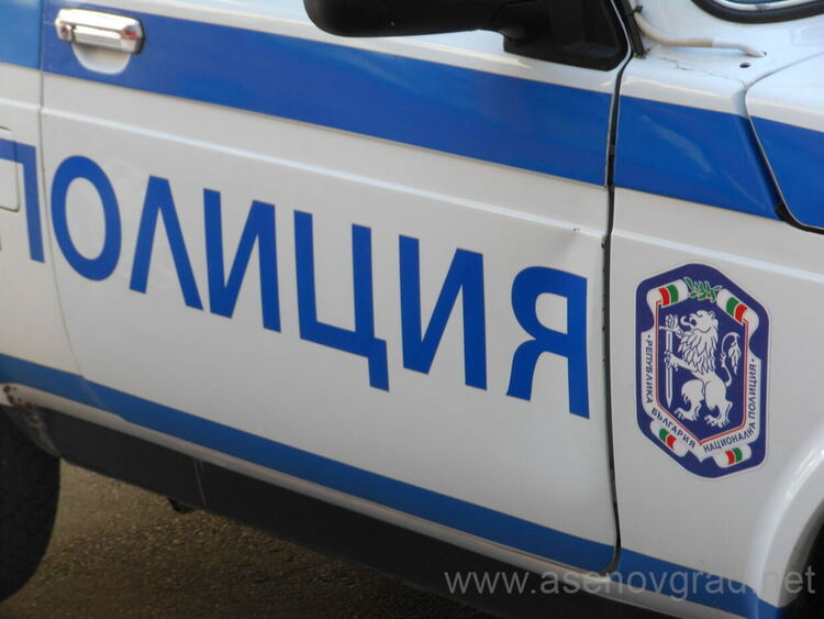 Шофьор се заби в предпазно колче на тротоар в Пловдив и избяга