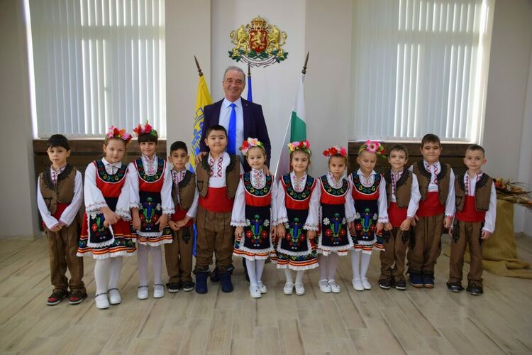 Кметът на Асеновград посрещна коледари от ДГ "Мир"