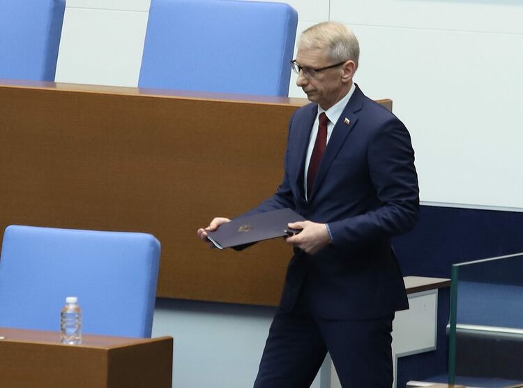 216 "за" оставката на кабинета Денков