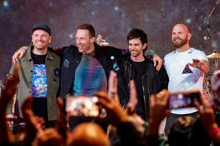 Вижте новото официално видео на Coldplay, „feelslikeimfallinginlove“