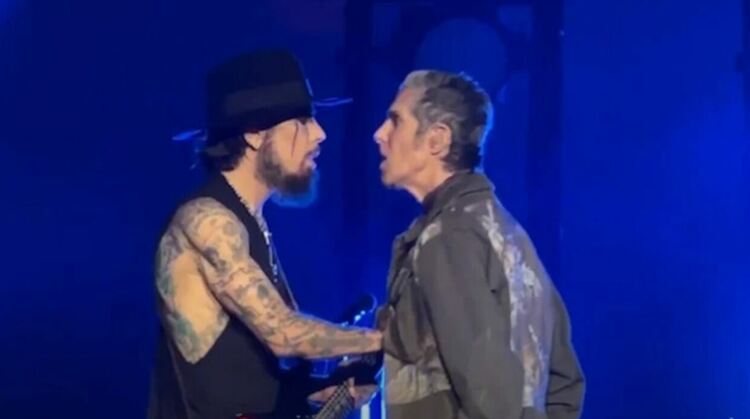 Пери Ферел нападна Дейв Наваро по време на кoнцерт на Jane’s Addiction