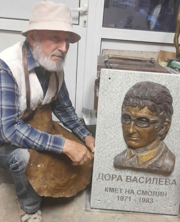 Барелефът на Дора Василева е готов, нужни са още средства за довършване на проекта