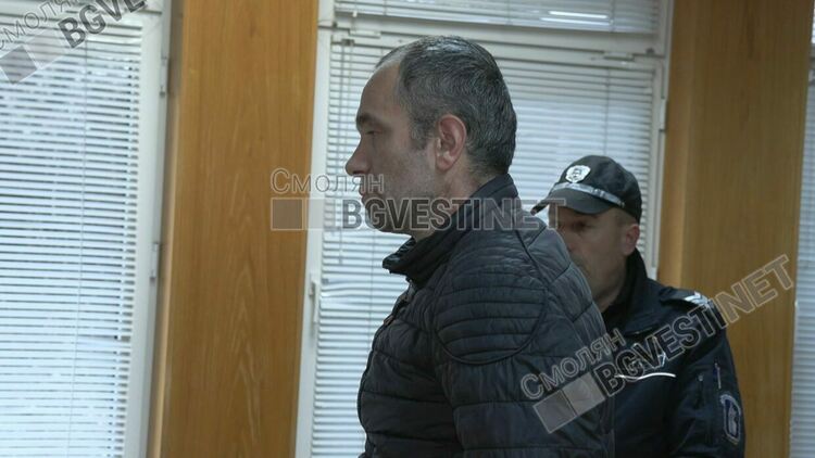 Стругарят от с. Чепинци преработвал оръжията в дома си, двете му деца имали достъп до тях.