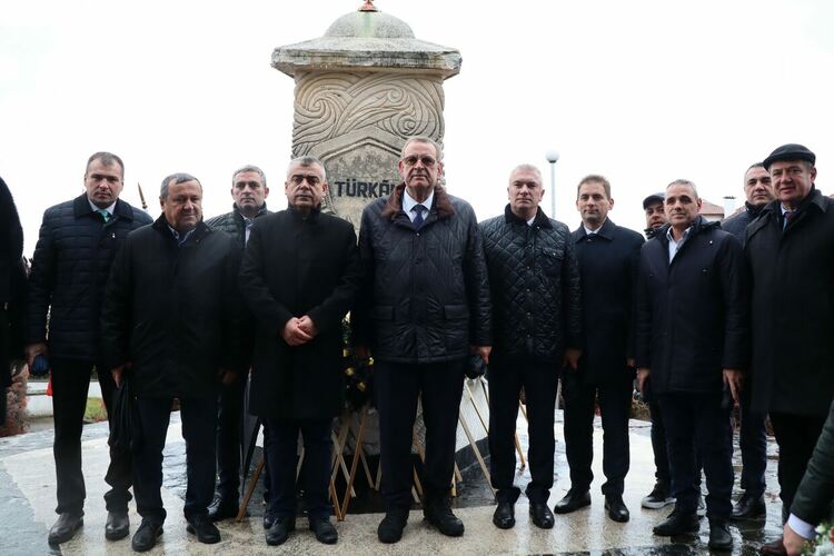Джевдет Чакъров се поклони на гроба на Тюркян