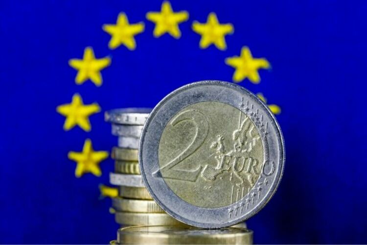 Дефицитът в бюджета, а не инфлацията е новият проблем за еврото