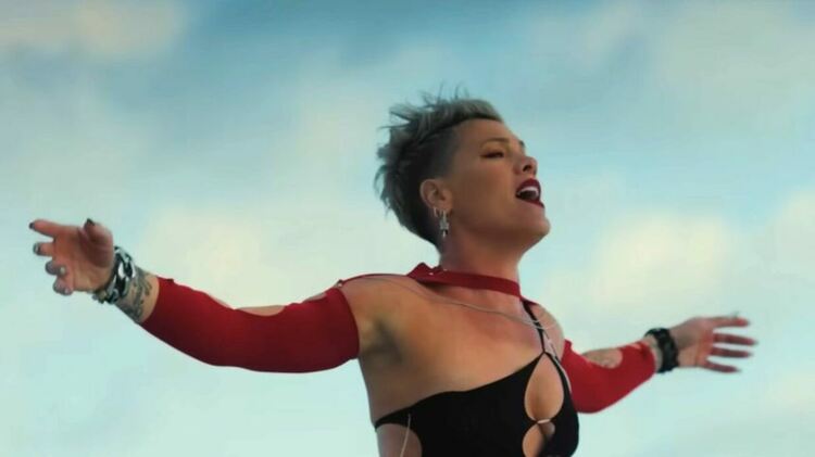 P!nk посрещна Нова година в болница с обнадеждаващо послание: „Избирам радостта“