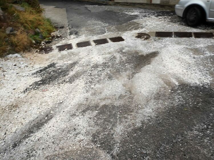 Авария на водопровод наводни част от пътя Рудозем-Средногорци