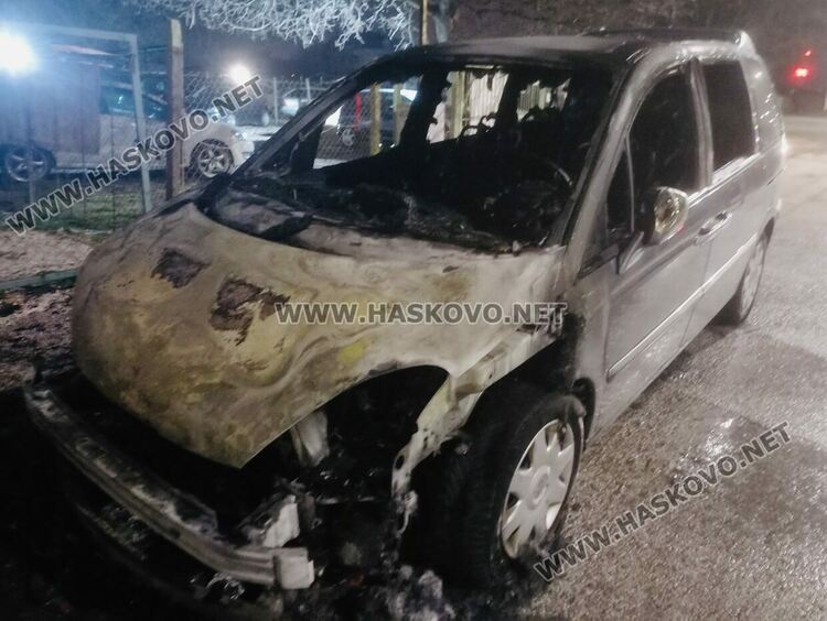 Кола изгоря на булевард „Освобождение“ в Хасково