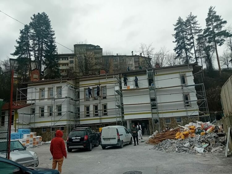 Обновяват сградата на стадион „Септември“, ще бъде изградена и поливна система на терена