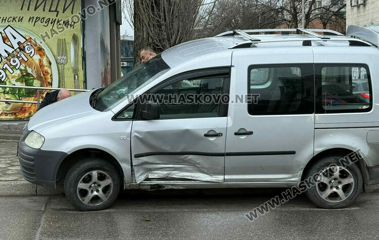 Две коли катастрофираха на кръстовището до Първа поликлиника