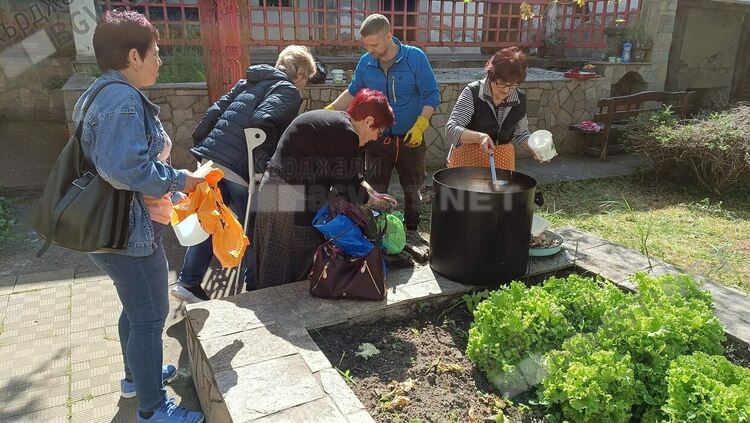 Курбан за здраве раздадоха за храмовия празник от църквата „Свети Георги“в Кърджали