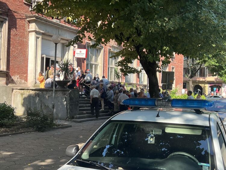 Опашка за новите по-високи пенсии се изви от рано сутринта пред пощата в Хасково